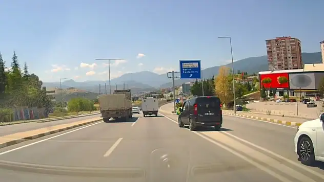 Trafiği tehlikeye düşüren araçlar kamerada