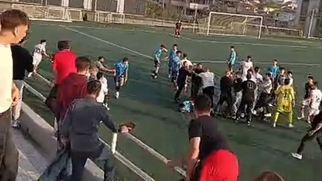 Karabük'te U17 maçında ortalık karıştı: Karşılaşma tatil edildi