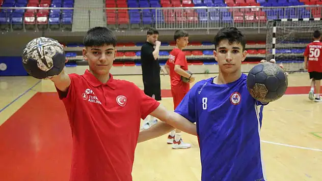 Karabüklü iki hentbolcu, milli takım kampına davet edildi