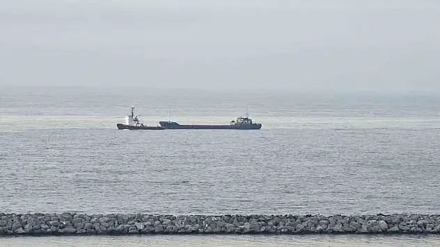 Karadeniz'de dron saldırılarında hasar alan bir gemi Zonguldak'a geldi