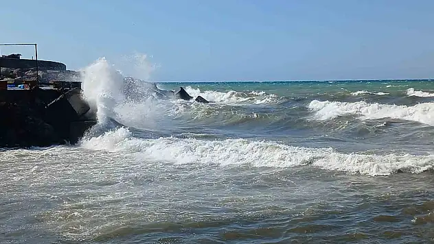 Karadeniz'de poyraz alarmı: 4 metrelik dalgalar oluştu