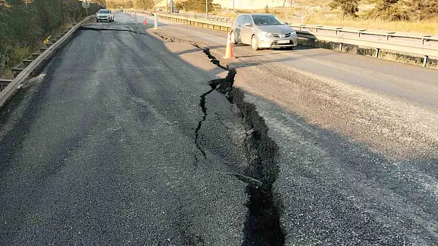 Karayolunda çökmeler meydana geldi