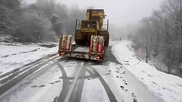Karda kayan tır yolu trafiğe kapattı