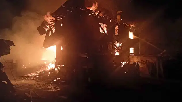 Kastamonu'da 2 evde yangın çıktı: Ahır, odunluk ve samanlık da yandı