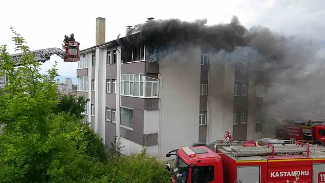 Kastamonu'da alevlere teslim olan daire kullanılamaz hale geldi
