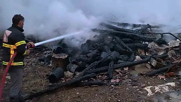 Kastamonu'da alevlere teslim olan ahşap ev küle döndü
