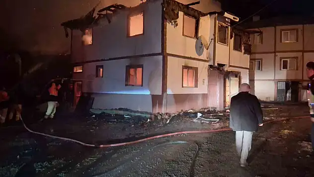 Kastamonu'da alevlere teslim olan iki katlı ev kullanılamaz hale geldi