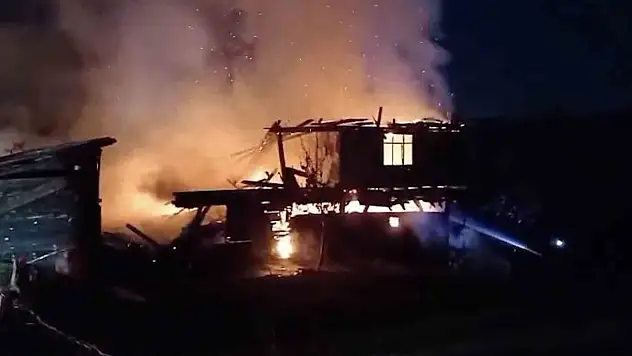 Kastamonu'da alevlere teslim olan iki katlı ev küle döndü