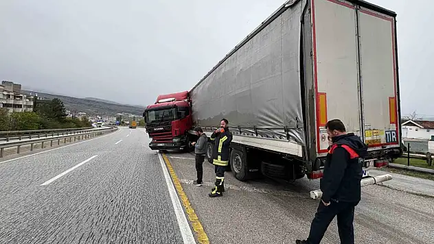 Kastamonu'da bariyerlere çarpan tır makasladı: 1 yaralı