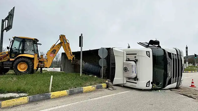 Kastamonu'da demir yüklü tır devrildi: 1 yaralı