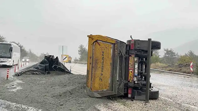 Kastamonu'da devrilen hafriyat kamyonunun sürücüsü yaralandı