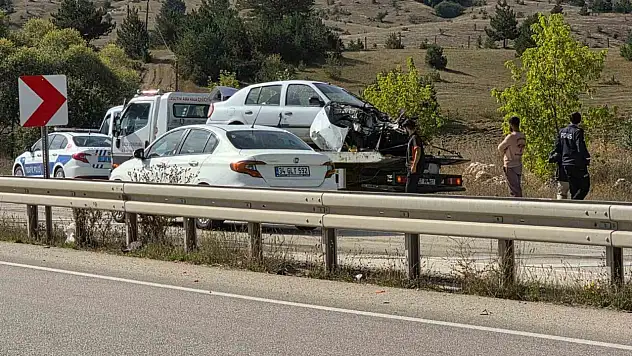 Kastamonu'da elektrik direğine çarpan otomobil hurdaya döndü: 2 yaralı