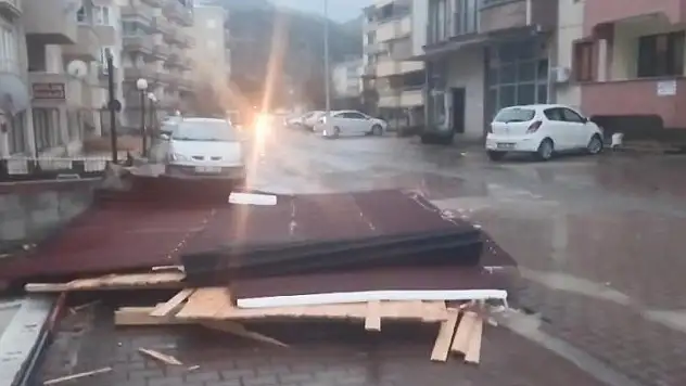 Kastamonu'da fırtına çatıları uçurdu