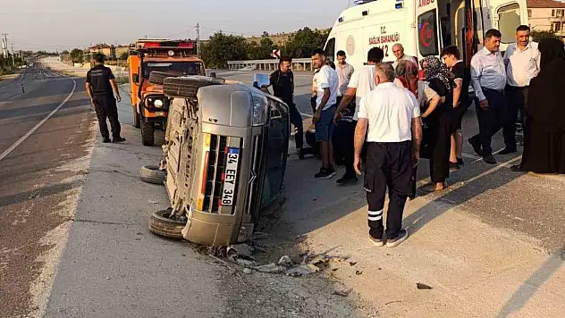 Kastamonu'da hafif ticari araç devrildi: 3 yaralı