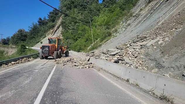 Kastamonu'da heyelan nedeniyle kara yolu ulaşıma kapandı