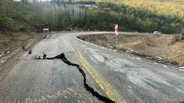 Kastamonu'da heyelan sebebiyle yol çöktü