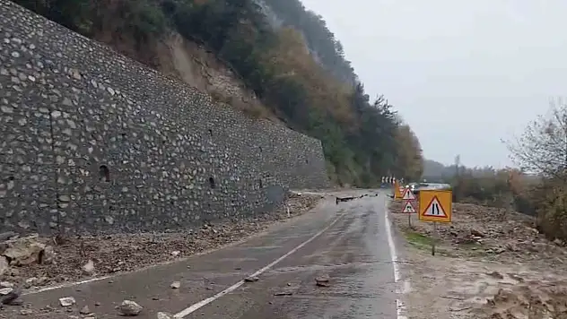 Kastamonu'da heyelan sebebiyle çöken yol ulaşıma kapandı