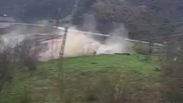 Heyelan sebebiyle tahliye edilen ev çöktü: O anlar kamerada