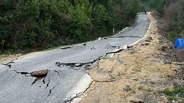 Kastamonu'da heyelan sebebiyle çatlaklar oluşan yol ulaşıma kapatıldı