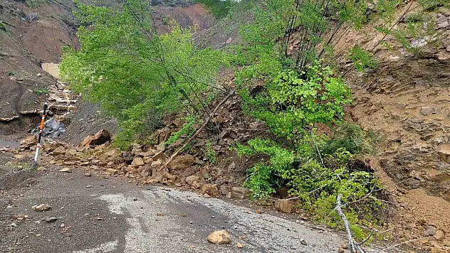 Heyelan sebebiyle 5 köye ulaşım sağlanan yol kapandı