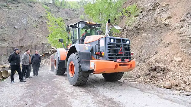 Kastamonu'da heyelan sebebiyle kapanan yol ulaşıma açıldı