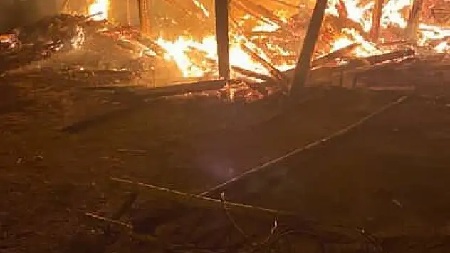 Kastamonu'da iki katlı ev ve ahır alevlere teslim oldu