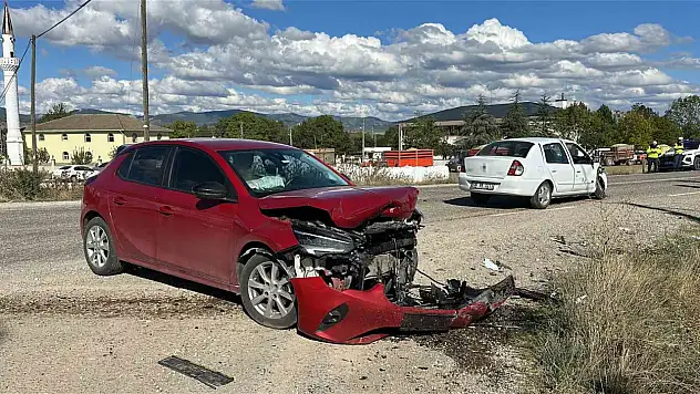 Kastamonu'da iki otomobil çarpıştı: 3 yaralı