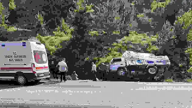 Kastamonu'da kamyon şarampole devrildi: 2 yaralı