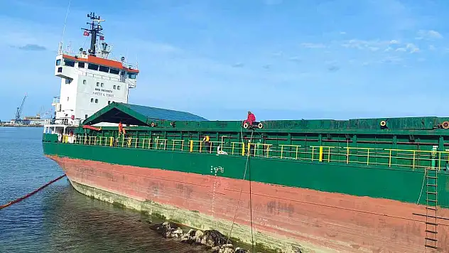 Karaya oturan gemideki 50 ton yakıt tahliye ediliyor