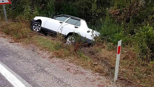 Kastamonu'da kayganlaşan yolda kontrolden çıkan otomobil şarampolde devrildi
