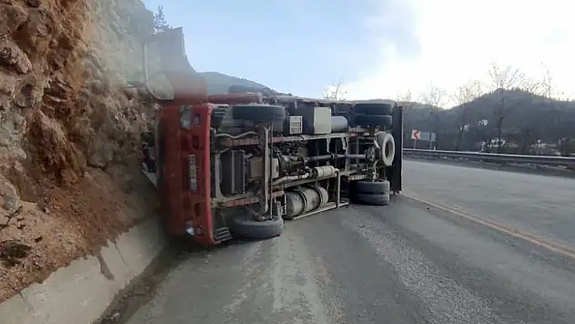 Kastamonu'da meyve yüklü kamyon devrildi