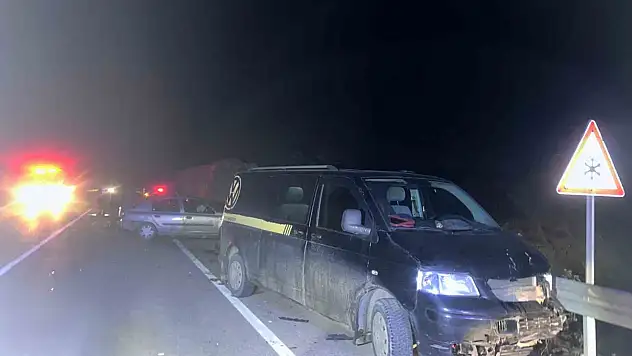 Kastamonu'da minibüs ile otomobil çarpıştı: 4 yaralı