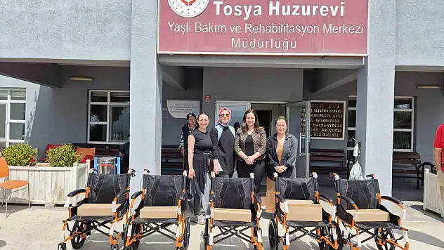 Kastamonu'da öğrenciler, ihtiyaç sahipleri için tekerlekli sandalye aldı