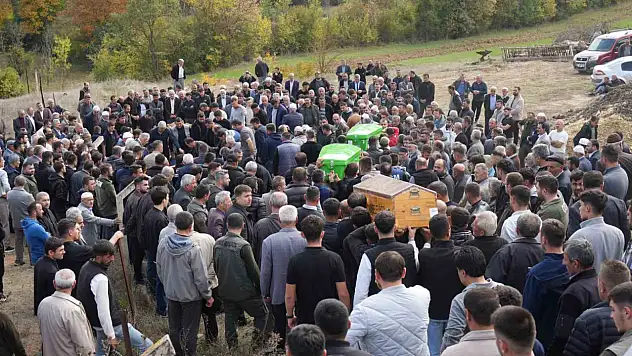 Kastamonu'da öldürülen aynı aileden dört kişi, yan yana toprağa verildi
