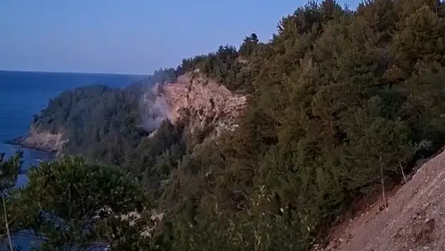 Ormanlık alana düşen yabancı cismin patlaması sonucu yangın çıktı
