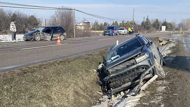 Kastamonu'da otomobil ile cip çarpıştı: 3 yaralı