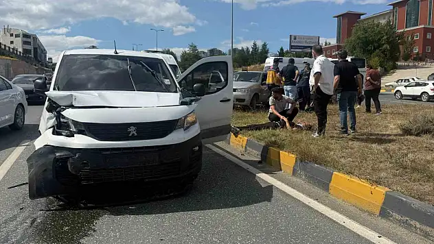 Kastamonu'da otomobil ile hafif ticari araç çarpıştı: 3 yaralı