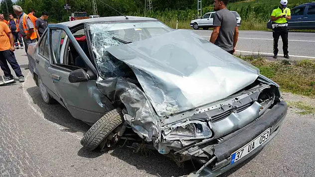 Kastamonu'da otomobil ile kamyonet çarpıştı: 3 yaralı