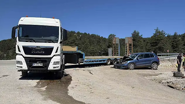 Otomobil ile tır çarpıştı: 4 yaralı