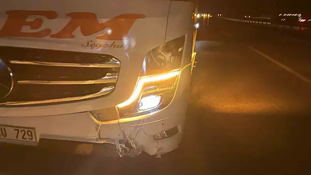 Otomobil önce bariyerlere, sonra otobüse çarptı: 2 yaralı