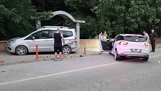 Kastamonu'da otomobil park halindeki araca çarptı: 2 yaralı