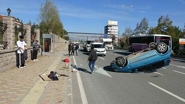 Otomobil takla attı, 3 kişi burnu bile kanamadan kurtuldu