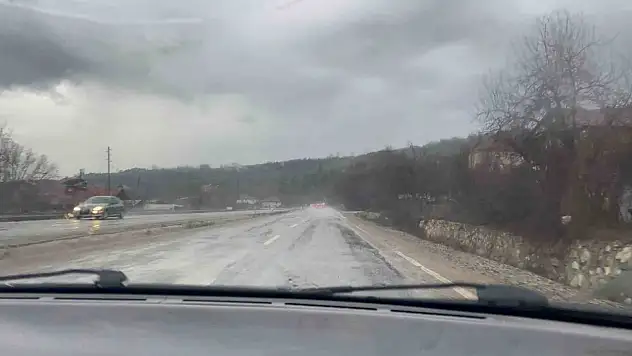 Sağanak yağış sürücülere zor anlar yaşattı