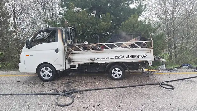 Kastamonu'da seyir halindeki kamyonet alev alev yandı