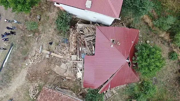 Kastamonu'da tadilat yapılan köy evi çöktü, içeride mahsur kalarak yaralanan 5 kişi kurtarıldı