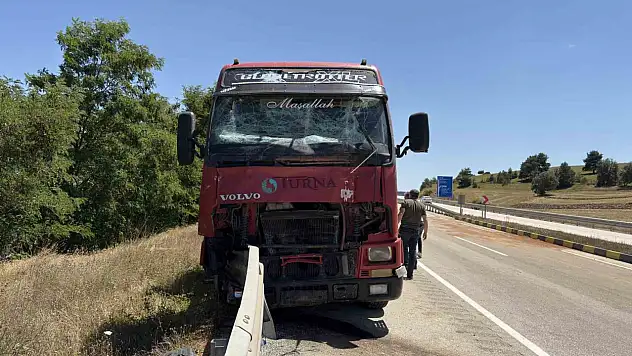 Tır ile çarpışan traktörün sürücüsü hayatını kaybetti