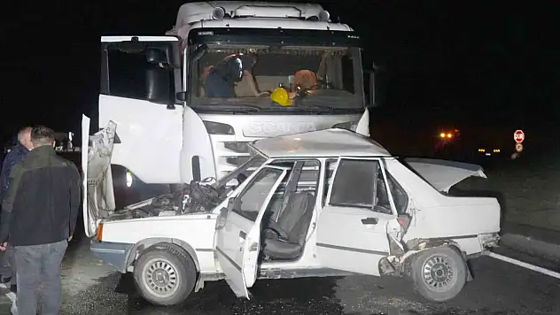 Tır ile otomobil çarpıştı: Kazada sürücü ile eşi hayatını kaybetti