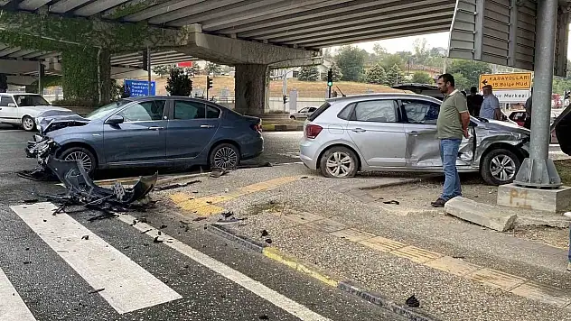 Kastamonu'da üç araç birbirine girdi: 5 yaralı