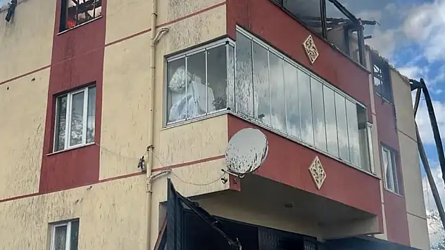 Kastamonu'da üç katlı binanın çatısında yangın