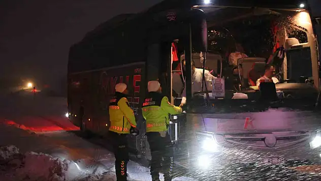 Kastamonu'da yoğun kar yağışı: Ağır tonajlı araçların geçişine izin verilmiyor